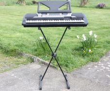 Yamaha PSR550 Keyboard with stand, manual and power supply