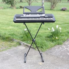 Yamaha PSR550 Keyboard with stand, manual and power supply