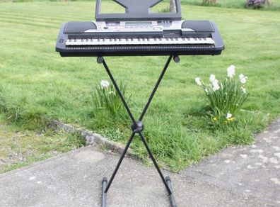 Yamaha PSR550 Keyboard with stand, manual and power supply