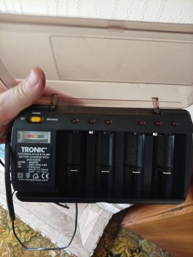 Tronic Universal Battery Charger & Tester (AA, AAA, C, D, 9V)