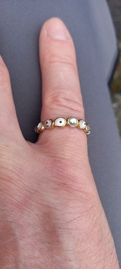 Vintage jewelry is sold individually for 5 to 10 euros