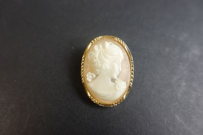 Vintage Cameo Brooch C152