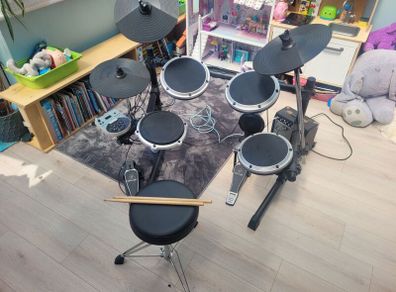 Electronic Drum Kit + Amp + Stool