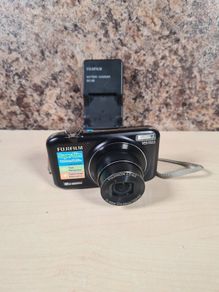 FUJIFILM FINEPIX JX400 digital camera 16mp mega pixel plus charger and case