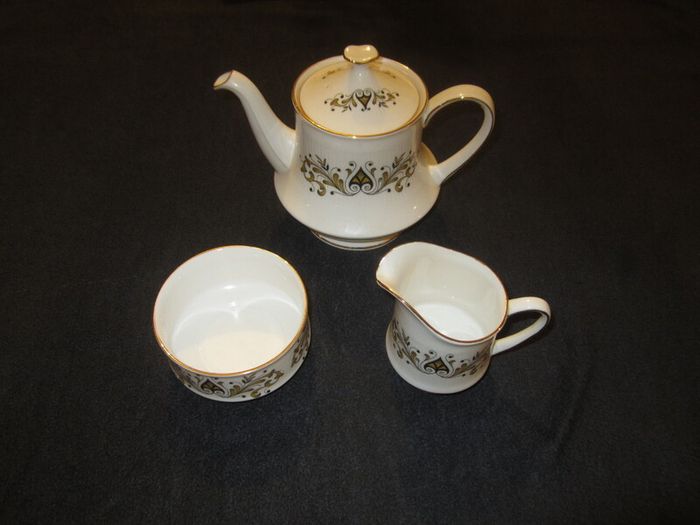 Royal standard T pot, sugar bowl and jug