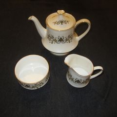 Royal standard T pot, sugar bowl and jug