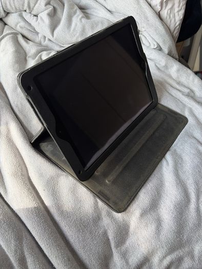 Apple iPad 5th Generation (A1822) 32GB Wifi- Fully Working- Touch ID - Includes Case