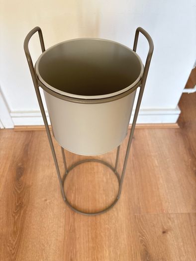 Grey elevated plant pot