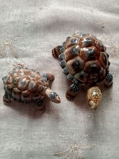 Vintage collectible WADE "The Tortoise Family" Papa Ashtray and Baby Tortoise