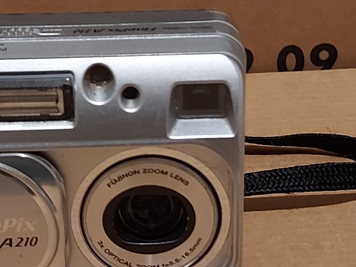 FujiFilm Finepix A210 Digital Camera 3.2MP 2AA Batteries SD Card