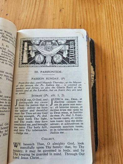 THE IDEAL MISSAL 1936 PLUS 4 BOOKLETS 1940-60s. Missal in poor condition BOOKLETS in good condition.  See photos for same.