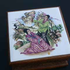 Vintage CHINESE WOODEN jewelry box unusual HANDPANTED lid 4,5" x 4,5" H 2,3"
