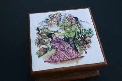 Vintage CHINESE WOODEN jewelry box unusual HANDPANTED lid 4,5" x 4,5" H 2,3"