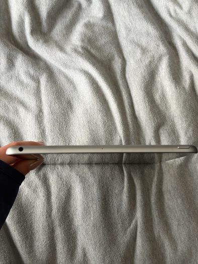Apple iPad 5th Generation (A1822) 32GB Wifi- Fully Working- Touch ID - Includes Case