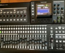 TASCAM DP-32-SD   32 track digital recorder
