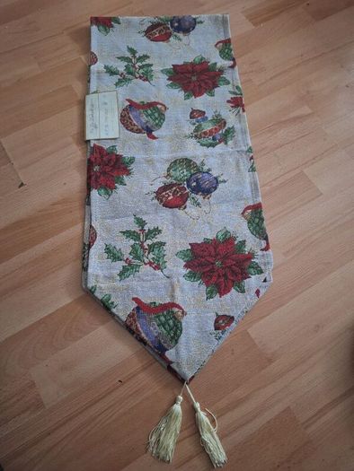 Table Runner/Exquitely Designed Festive Tablewear