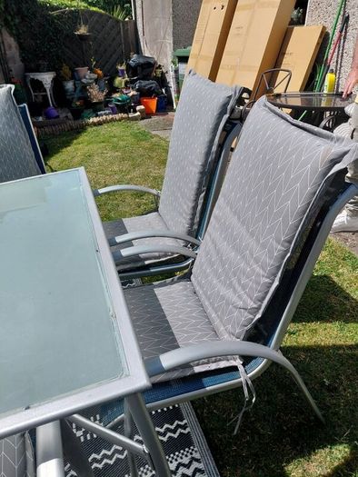 garden table with 6 chairs including cushions which are in perfect condition