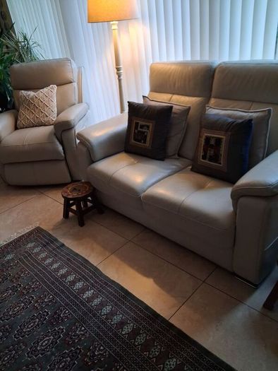 Stunning Harvey Norman Cream Italian Leather Two Seater Sofa & Recliner