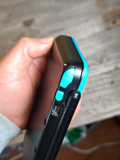 nintendo new 2ds xl with 4 games ,R buttons is not responding