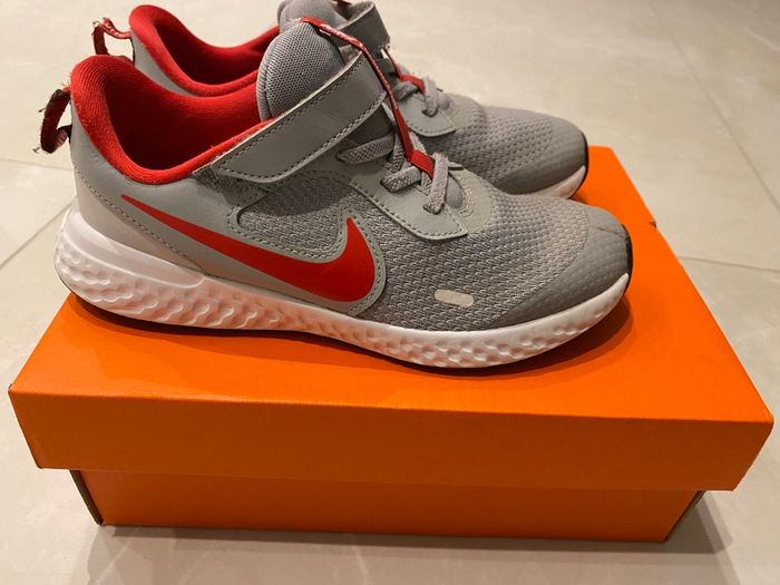 Nike revolution