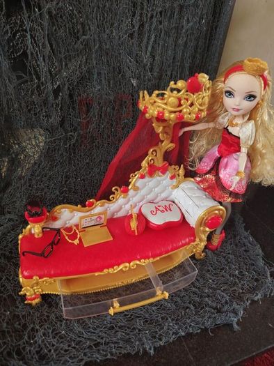 Apple White Doll & Fainting Couch Playset