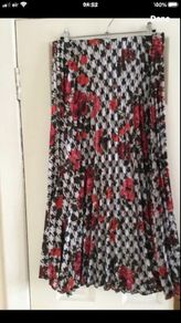 Ladies stunning skirt size M
