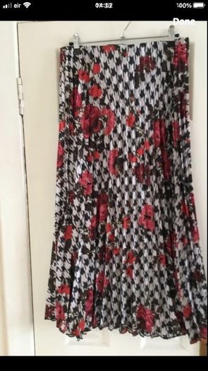 Ladies stunning skirt size M
