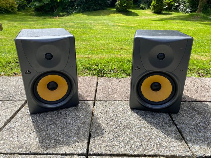 Behringer Truth B1031A Studio monitors