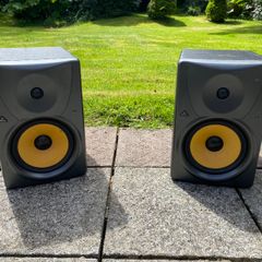 Behringer Truth B1031A Studio monitors