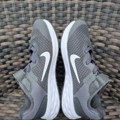 Unisex Nike kid's runners size UK 11