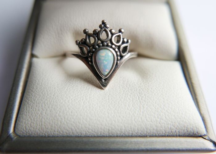 Vintage 925 Sterling Silver Crown Style Ring with Pear Shaped Opal