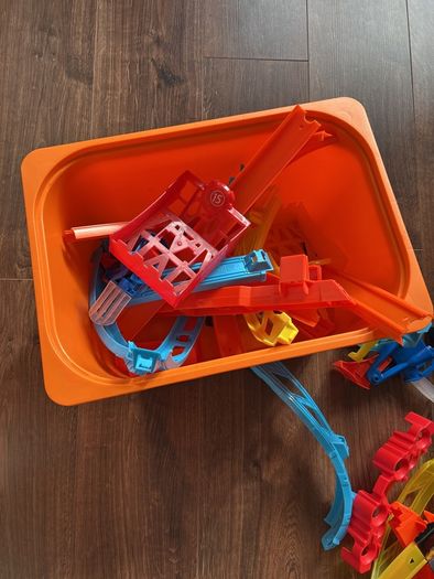 Hot Wheels Massive Look and tracks