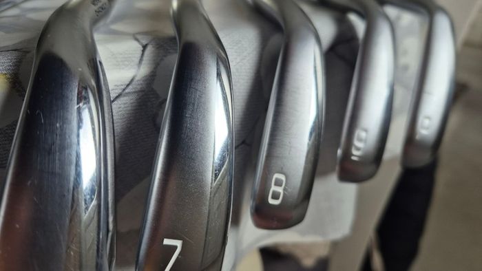 Mizuno JPX 923 Hot Metal irons and Sirxon Bag