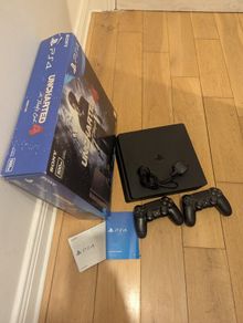 PS4 Slim 500GB + 2 Controllers