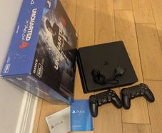 PS4 Slim 500GB + 2 Controllers