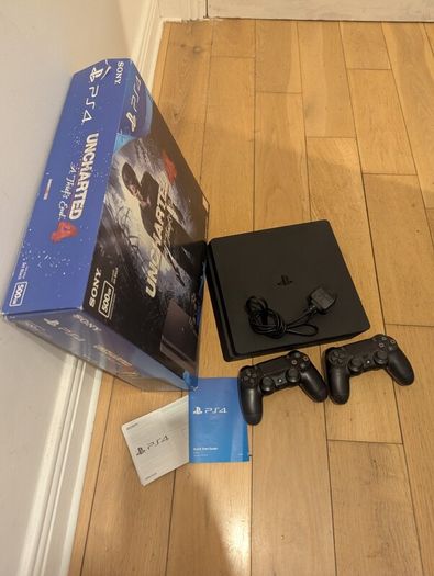 PS4 Slim 500GB + 2 Controllers