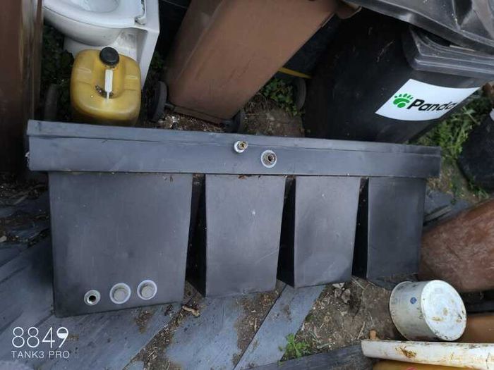 Water tank with lid