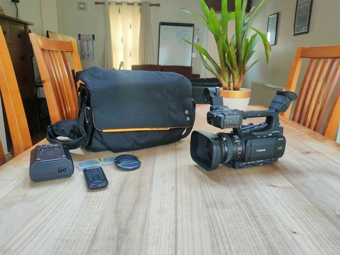 Canon XF100 Professional Camcorder with 10x HD Video lens, Compact Flash (CF) Recording