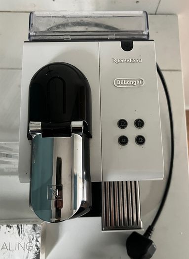 Nespresso En520 .W w/ descaling liquid &  Pod holder