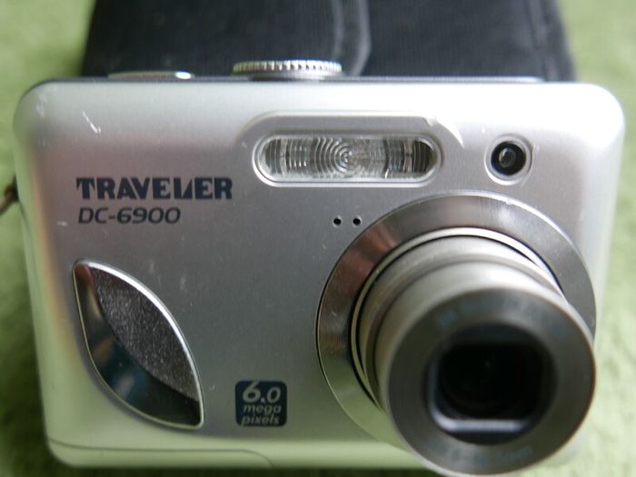RAVELER DC-6900 6.0 Mega Pixels 3 x super ZOOM DIGITAL CAMERA WORKS (the camera runs on two AA batteries)