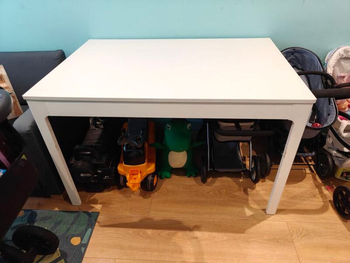 Extendable dining table