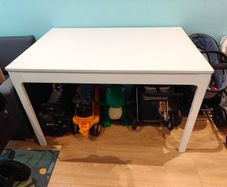 Extendable dining table