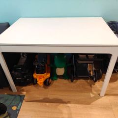 Extendable dining table