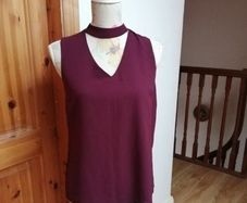 New look wine sleeveless top with choker neck. And zip opening at the back. size 8. Bust 18" length 24" New with tags