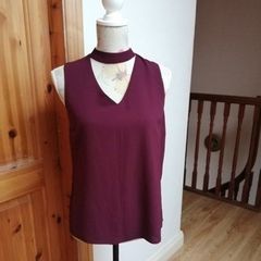 New look wine sleeveless top with choker neck. And zip opening at the back. size 8. Bust 18" length 24" New with tags