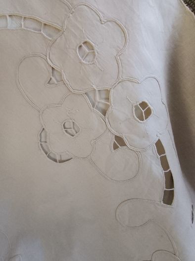 Vintage Cutwork Embroidery Cotton Tablecloth Oval 125cm x 170cm with stitched sewn edges in excellent condition with no issues FREE STANDARD POSTAGE INCLUDED
