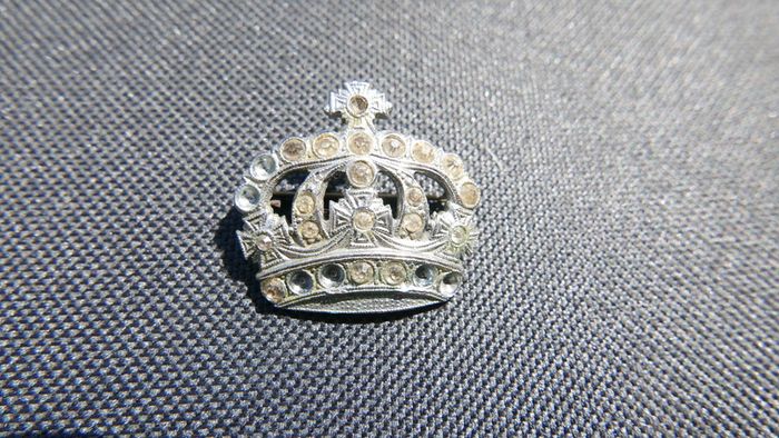 Vintage Crown Memorial Brooch