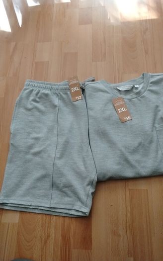 Men's T/Shirt and Shorts .. Size: 2 X Large