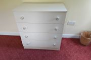 Lovely neat chest of drawers drawers
