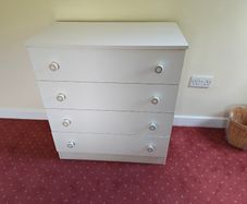 Lovely neat chest of drawers drawers